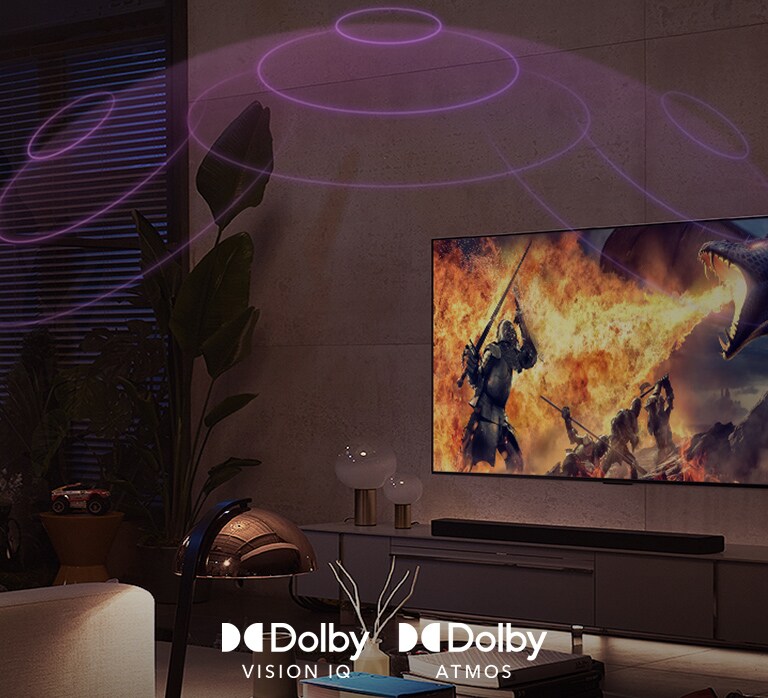 Logoene til Dolby Vision IQ og Atmos står på linje etter hverandre. Under logoene sitter en far og en sønn på en sofa og ser på en TV som viser en jente som holder et mineral i midten av en svart og oransje bakgrunn.