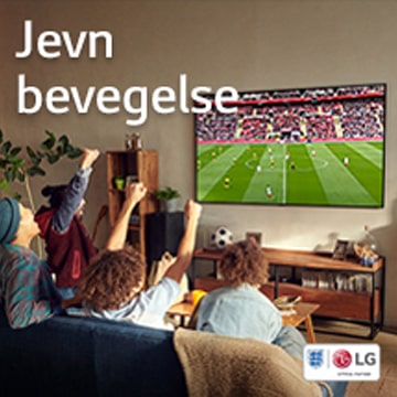 Fire mennesker sitter i en sofa i en stue og ser på fotballkamp.