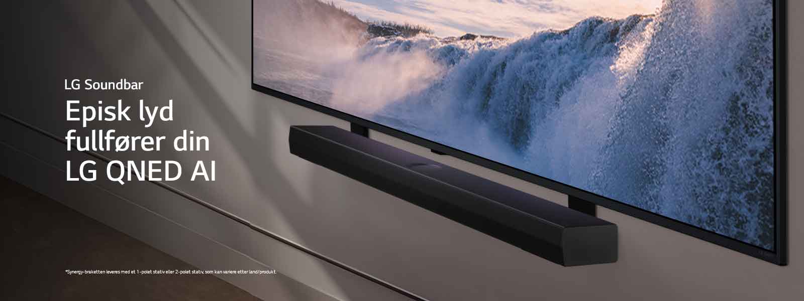 LG TV og Soundbar er plassert i et vinklet perspektiv montert på en vegg. På TV-en vises et nærbilde av en enorm foss, og mykt sollys fosser over veggen, TV-en og lydplanken. En ansvarsfraskrivelse sier: «Synergy-braketten leveres med et 1-polet stativ eller 2-polet stativ, som kan variere etter land/produkt.»