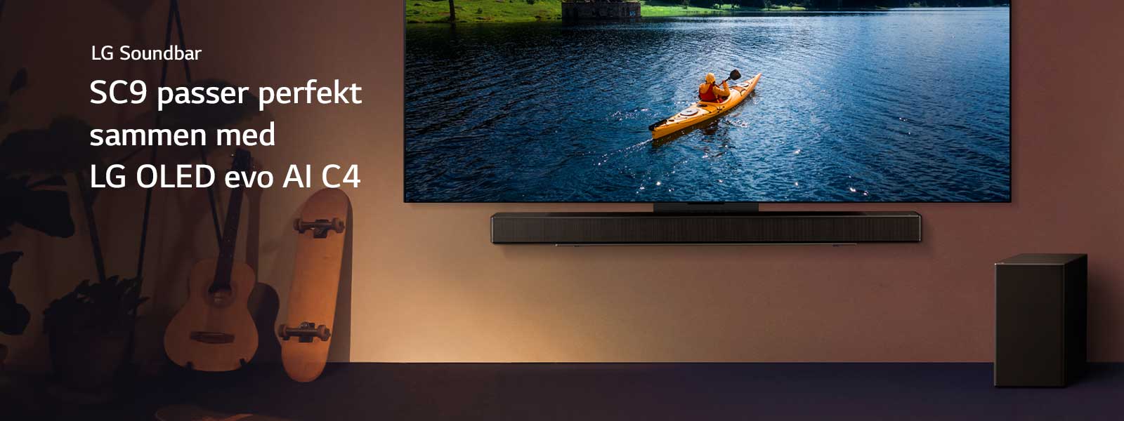 LG TV og Soundbar montert på en vegg og en suboofer på gulvet til høyre. På TV-en vises en person i kajakk på en innsjø, og myke skygger fosser over veggen.