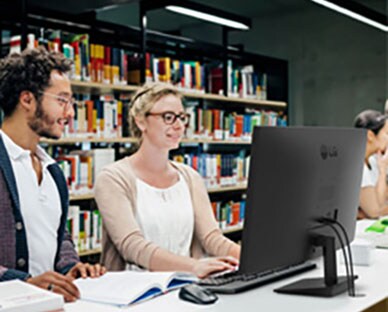 Scener med bruk av LG Full HD IPS-skjerm på biblioteket.	