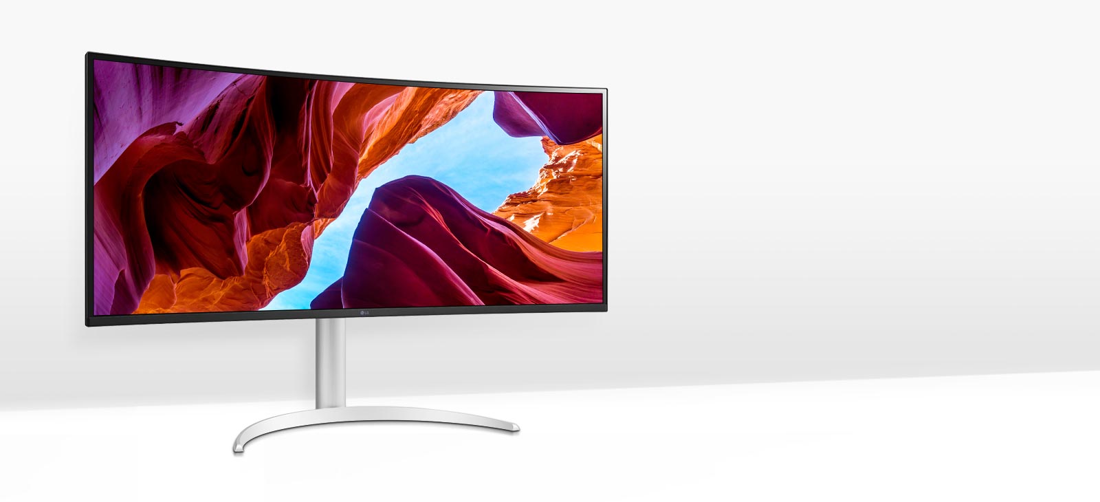 LG IPS™-skjerm støtter et stort fargespekter, 95 % av DCI-P3(typ.)-fargeområdet, og byr på enestående farge og lysstyrke ved hjelp av HDR10.