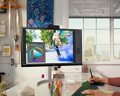 Scene med fotograf med 27UQ85R.