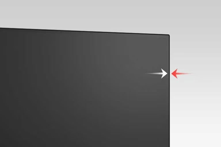 Skjermen har en 3-sidig tilnærmet kantløs design.