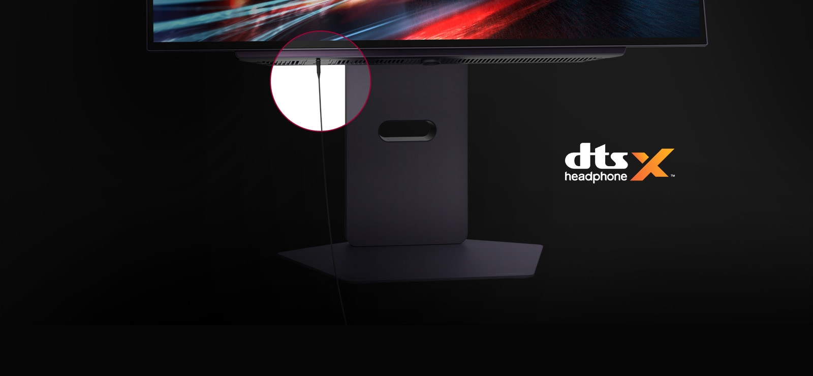 Nærbilde av et skjermstativ med tilkoblet hodetelefonkabel og DTS Headphone X-logo vist.