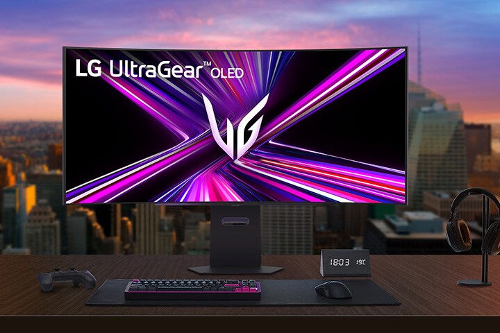 Moniteur LG UltraGear OLED installé sur un bureau de jeu dans une pièce moderne.	