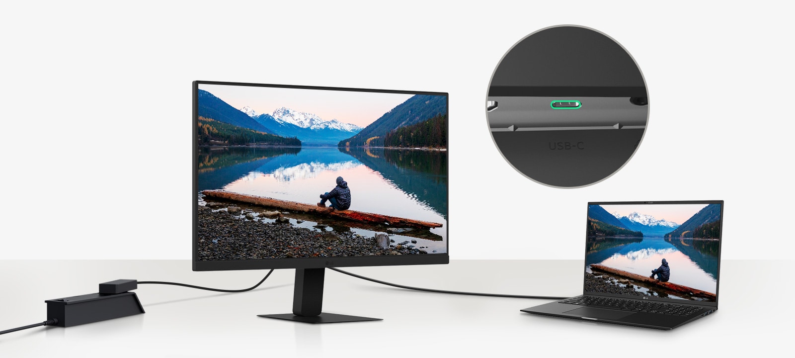 Et bilde av en bærbar PC og en skjerm som er koblet sammen med én enkelt USB-C-kabel.	