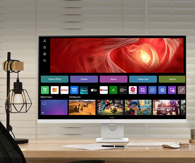 Bildet viser en LG Smart Monitor på skrivebordet, med både arbeid og underholdning.