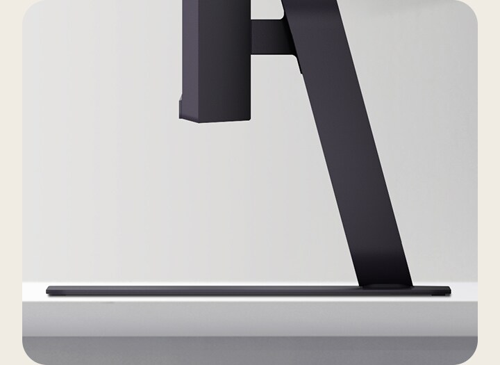 Sidevisning av LG UltraGear-skjermstativ på et skrivebord.	