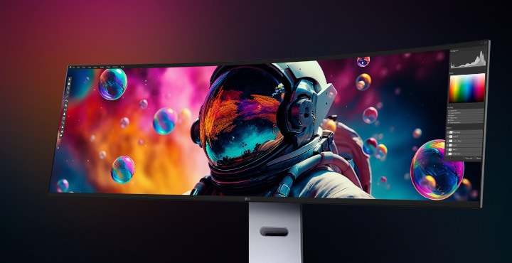 LG UltraWide buet skjerm som viser et levende sci-fi-astronautbilde i et fotoredigeringsgrensesnitt, med fokus på levende farger og høy oppløsning.
