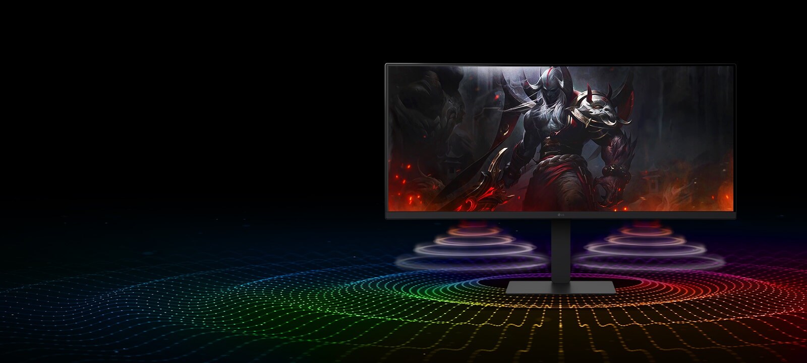 UltraWide-skjerm som viser en mørk fantasyspillfigur, med to fargerike lydbølger som stråler fremover fra undersiden av skjermen, og representerer de innebygde 7 W-høyttalerne forbedret med DepthSound-teknologi for dyp bass og en oppslukende lydopplevelse.