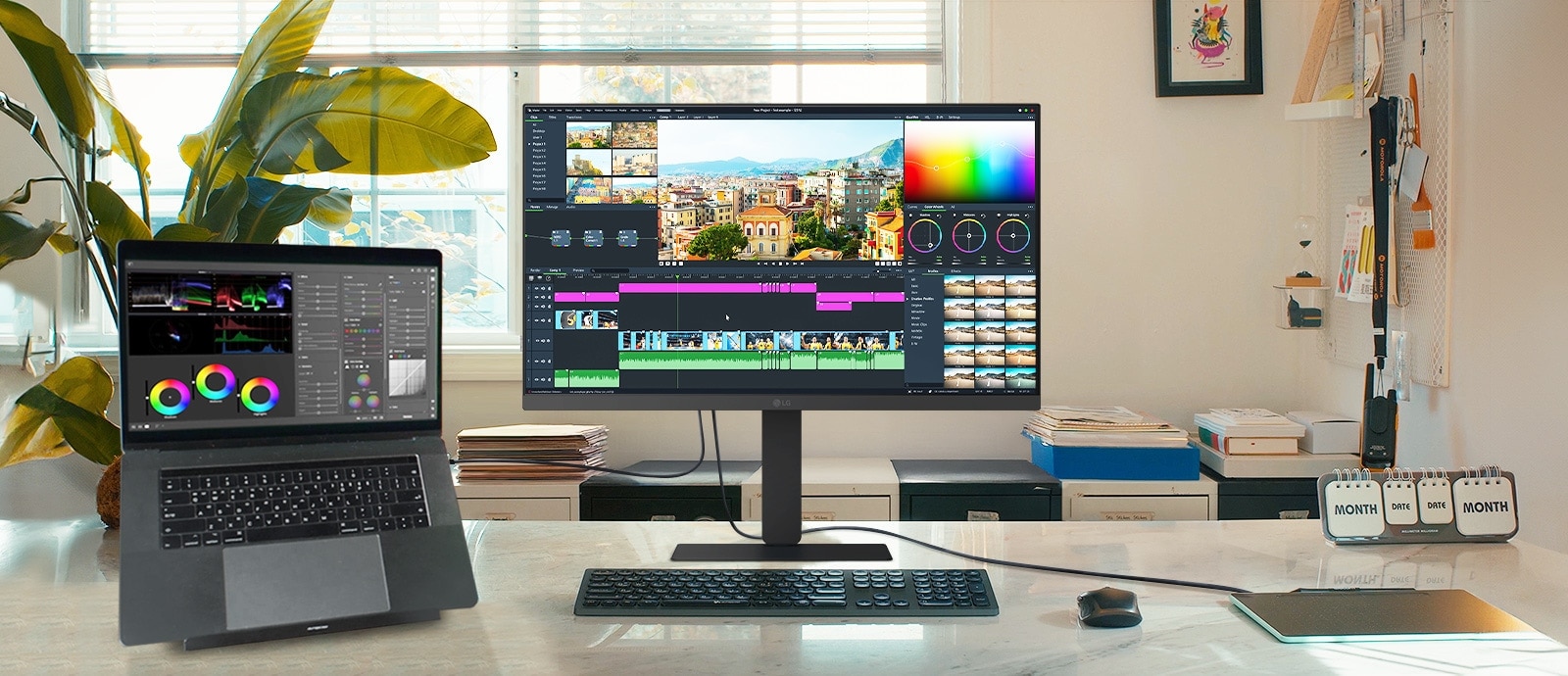 Et kreativt arbeidsområde som viser en LG monitor og tilkoblet laptop, som begge viser et videoredigerings grensesnitt med fargegraderingsverktøy og en tidslinje.