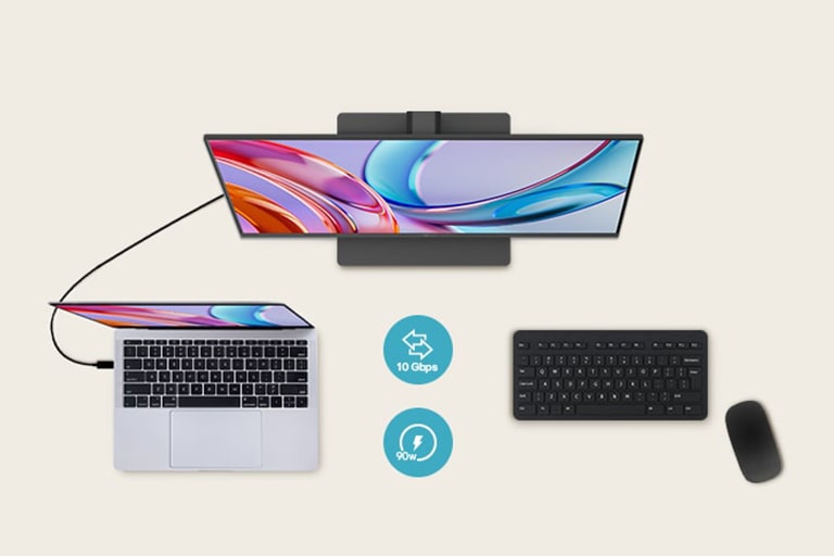 Toppvisning av en monitor koblet til en laptop, med et tastatur og mus plassert under.