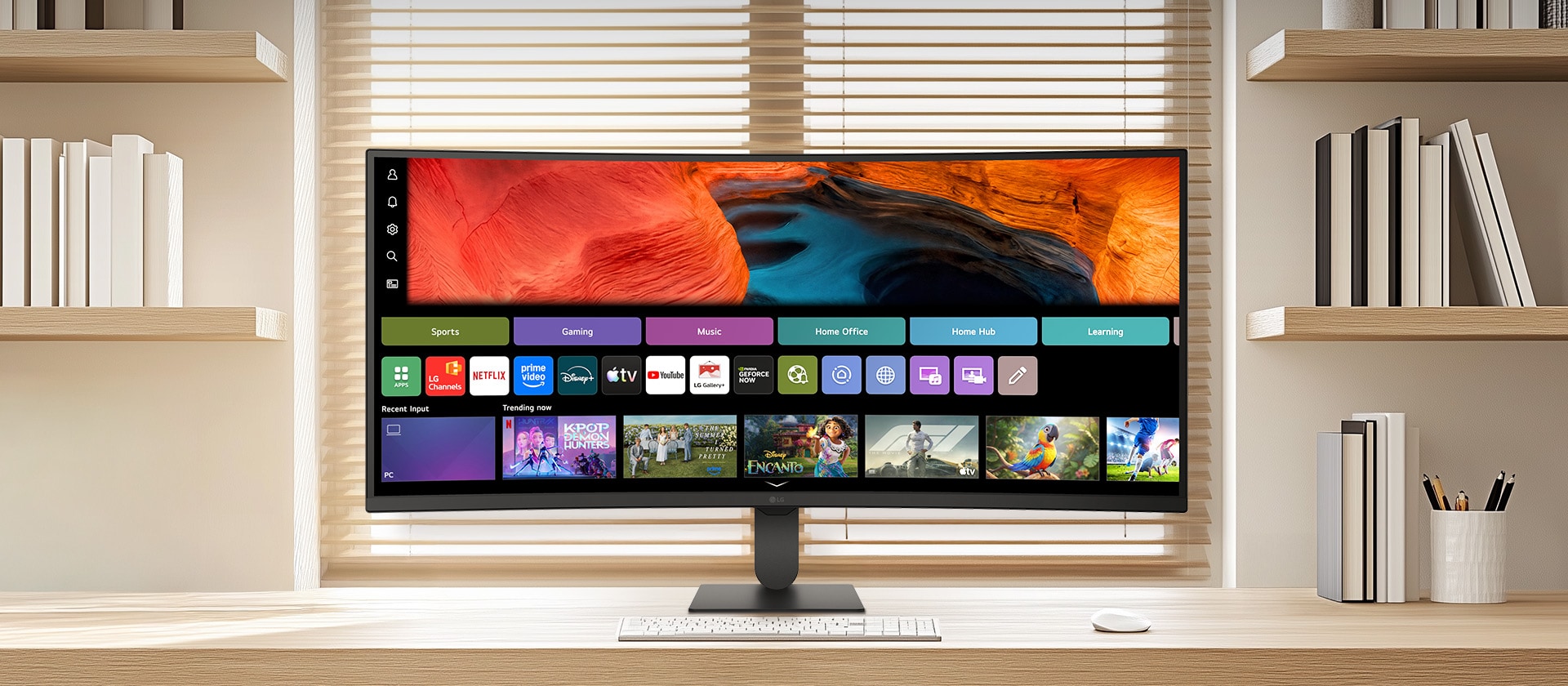 LG Smart Monitor på et rent trebord i et lyst hjemmekontor, som viser webOS-startskjermen med strømmetjenester og innholdsfliser, kombinert med tastatur og mus, bokhylle og persienner i bakgrunnen, som fremhever smart underholdning og produktivitet.