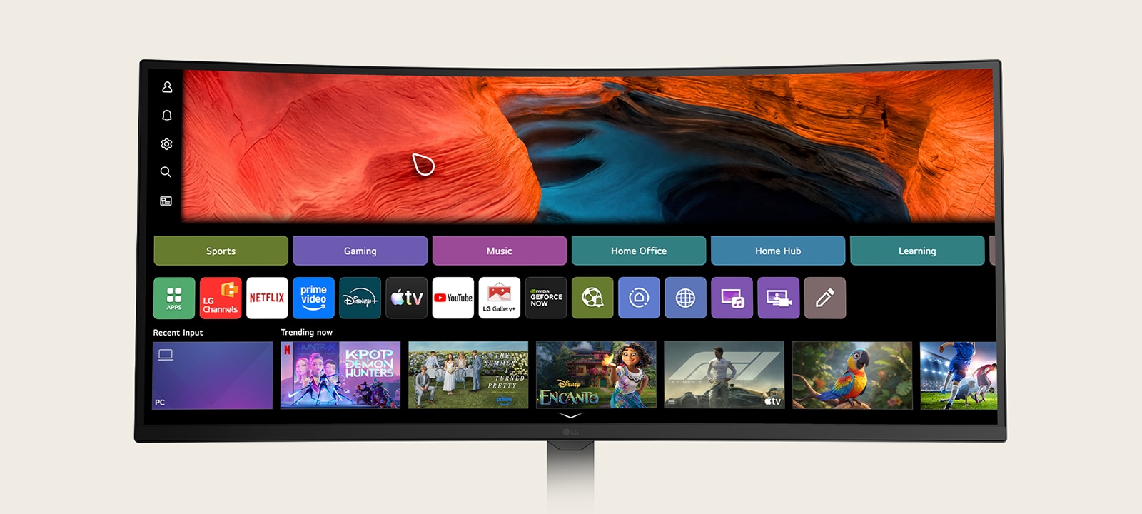 LG Smart Monitor som viser webOS-startgrensesnittet med LG Channels-applikasjonen blant strømmetjenester, med innholdsanbefalinger, sport, spill, musikk og Home Hub-kategorier, som fremhever navigasjon i smart-TV-stil og innebygd strømmeopplevelse