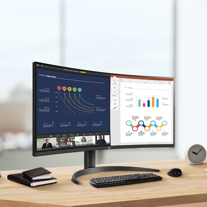 En moderne hjemmekontoroppsett med en stor ultrabred LG-skjerm som viser datadashbord, 3D-grafikk og prosjektstyringsverktøy, med et trådløst tastatur og mus på et trebord.