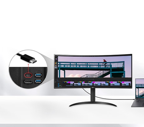 UltraWide Monitor koblet til en bærbar PC via en USB-C-kabel, som viser et videoredigeringsprosjekt med en syklist på en bro, med et nærbilde av USB-C-porten og fremheving av 96 W strømleveringskapasitet.