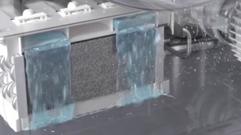 Video som viser kondensatoren som rengjøres automatisk.