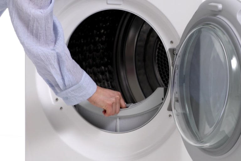 Bilde av et filter som fjernes fra tørketrommelen