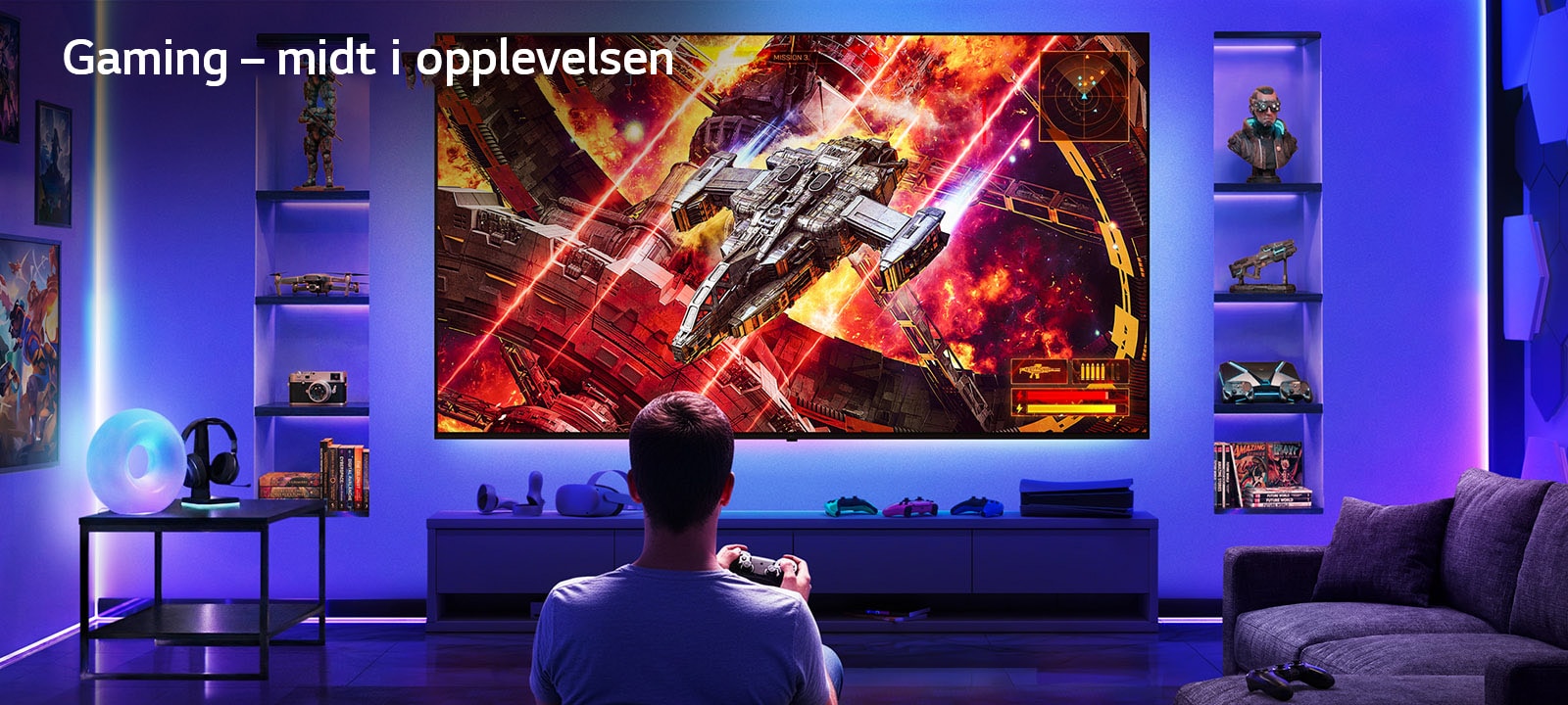 LG Ultra Big TV er veggmontert i et neonlyst spillrom, der en stor skjerm viser en levende romkampscene mens en spiller sitter vendt mot skjermen og illustrerer en oppslukende og engasjerende spillopplevelse.