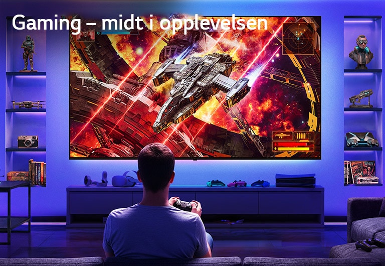 LG Ultra Big TV er veggmontert i et neonlyst spillrom, der en stor skjerm viser en levende romkampscene mens en spiller sitter vendt mot skjermen og illustrerer en oppslukende og engasjerende spillopplevelse.
