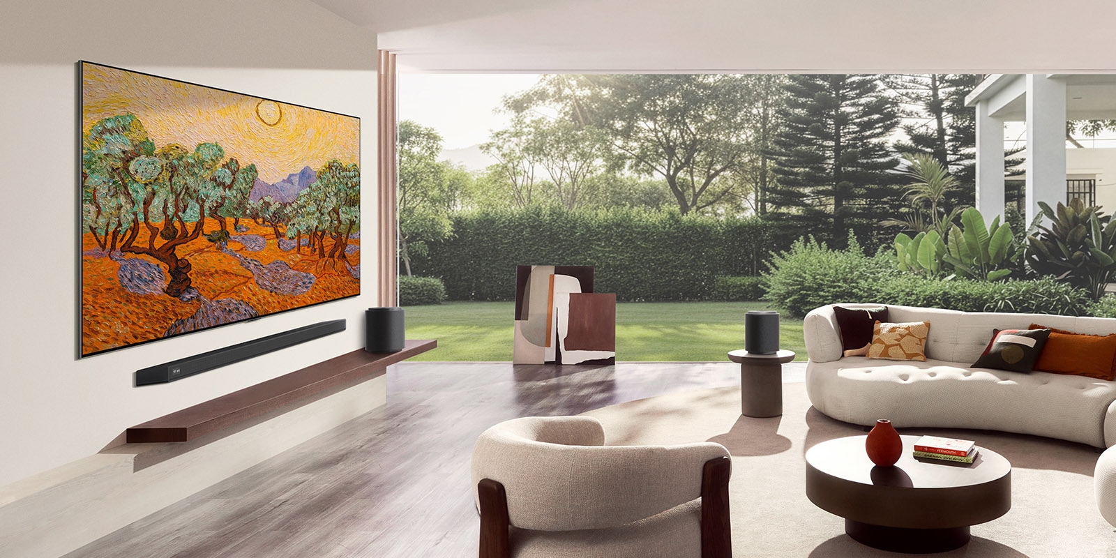 LG OLED evo AI G6 med Flush-fit Gallery Design er montert sømløst på en stuevegg og viser fargerik kunst i et lyst, moderne interiør med minimale mellomrom og et raffinert, galleriaktig uttrykk.