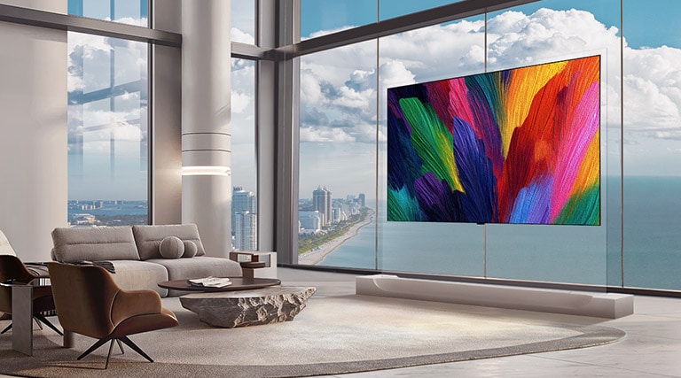 LG OLED evo AI W6 Wallpaper TV med en 9 mm-profil er montert i flukt med glassveggen i en stue i en høyblokk, der den levende abstrakte skjermen fremhever romlig dybde samtidig som den bevarer en ren og balansert interiørestetikk.