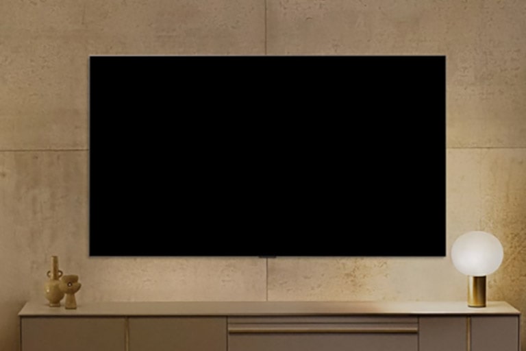 LG ART TV ser ut til å være slått av på veggen, deretter slås Gallerimodus på, viser informasjon og veksler mellom forskjellige kunstverk.