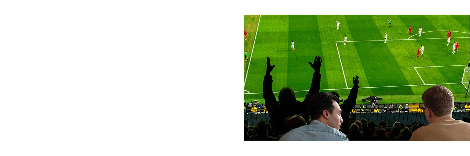 Folk som ser på en sportskamp på TV i stua med en ultrastor TV-skjerm