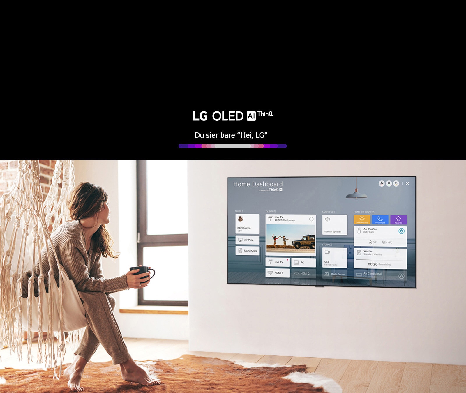 Kvinne som sitter på en stol i stua med Home Dashboard på TV-skjermen.