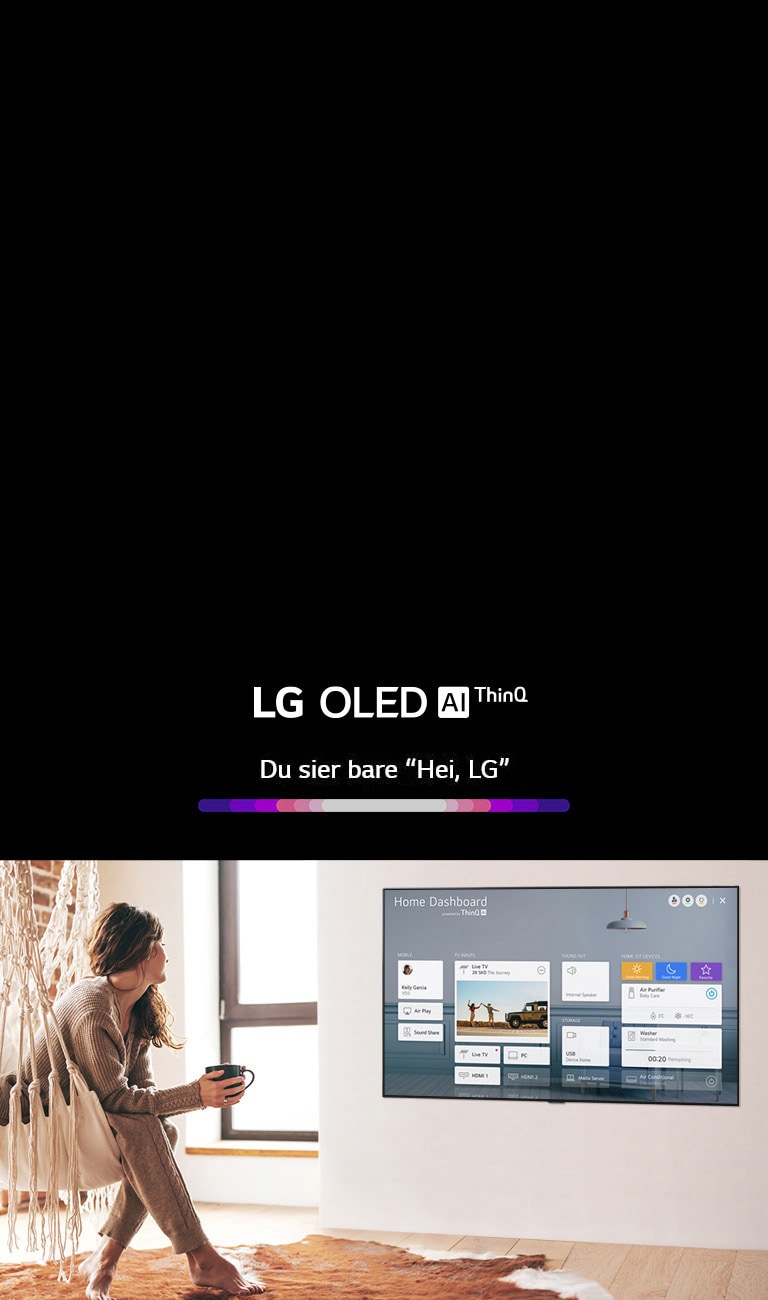 Kvinne som sitter på en stol i stua med Home Dashboard på TV-skjermen.