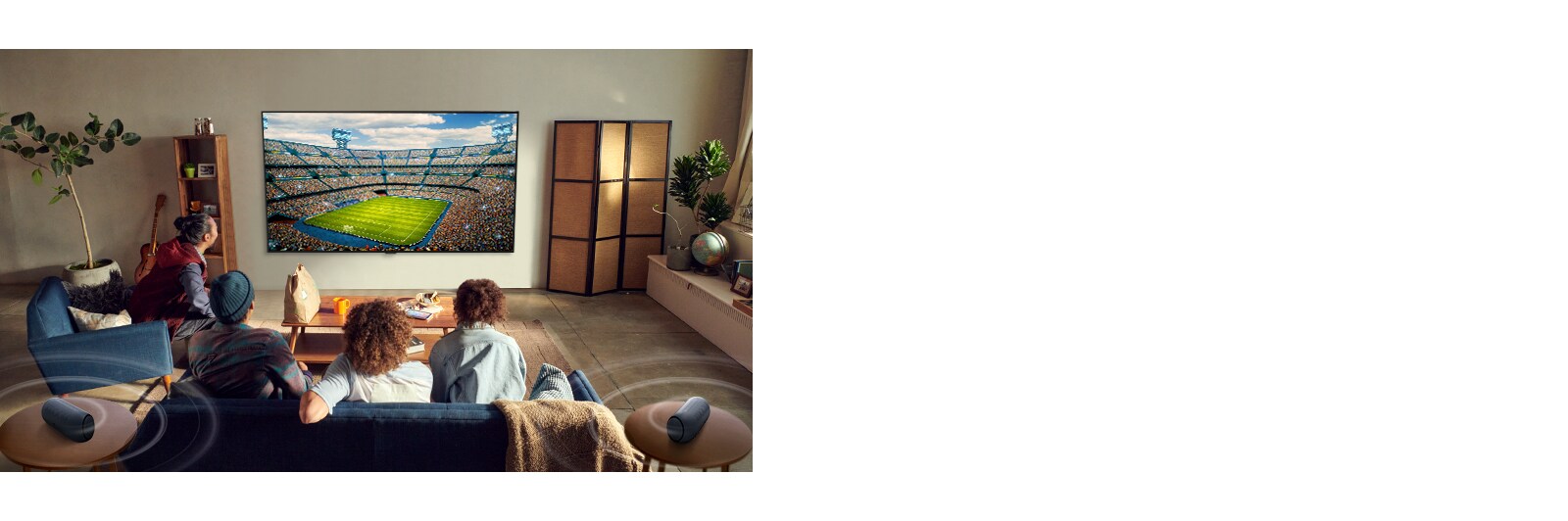 Folk ser på sport på TV i stua med Bluetooth-tilkoblede høyttalere bak