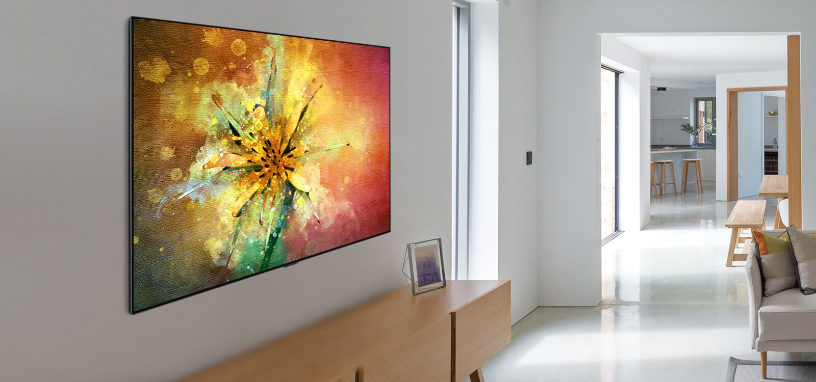 Stue med TV som viser et maleri av en blomst