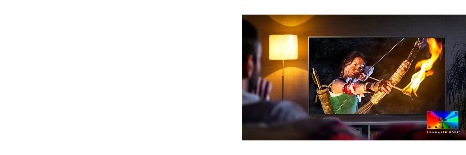 En mann sitter i en sofa og ser på en actionfilm. Jenta på TV-en har en helt spent bue og pil.