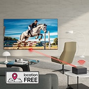 LG Verdens første ekte trådløse TV 77 tommer LG OLED evo AI M4 med 4K 144 Hz video- og lydoverføring , LG OLED evo M4 on asennettu kirkkaasti valaistun modernin olohuoneen marmoriselle seinälle. Zero Connect Box -laite pöydällä muiden huonekalujen takana sekä punainen WiFi-signaali ja televisioon kohdi, OLED77M49LA, thumbnail 15