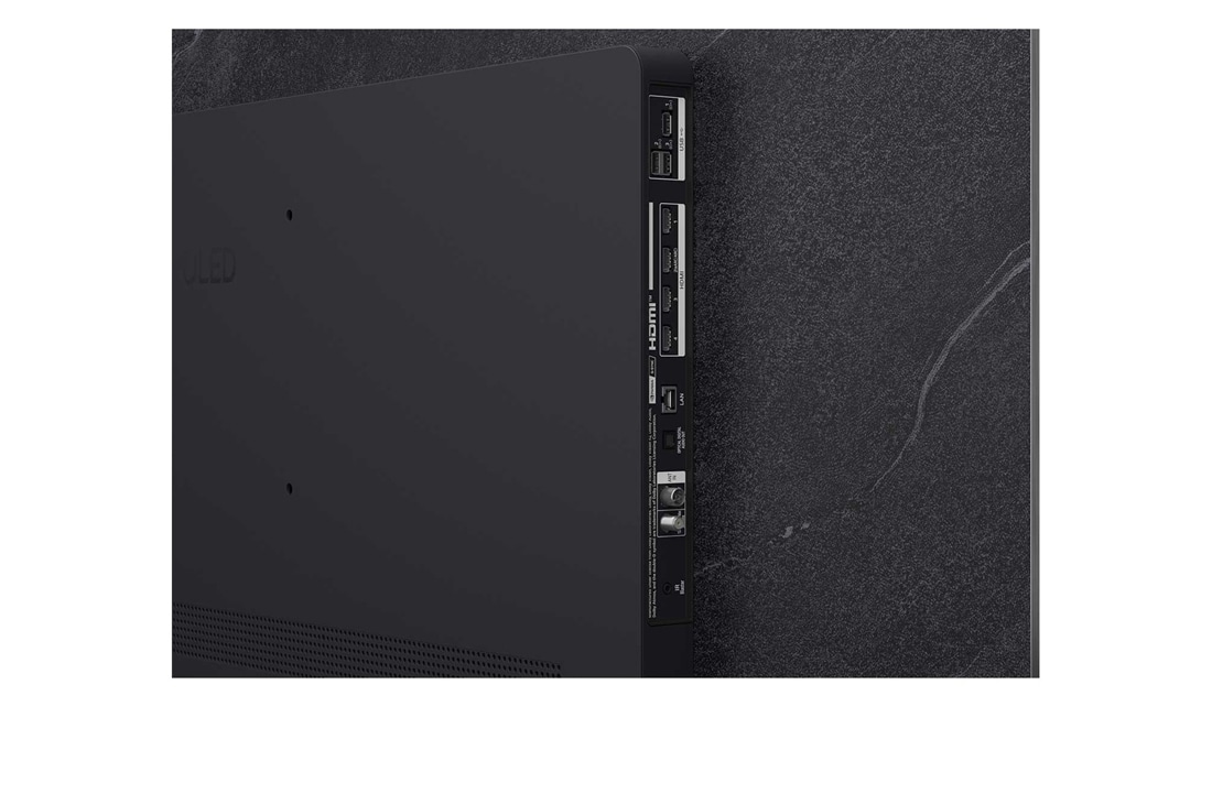 LG 77'' OLED evo AI C5 4K Smart TV 2025, Bred oversikt over en stilig og fargerik stue. LG OLED evo AI C5 4K Smart TV er montert på veggen med en LG Soundbar under. TV-designet går i ett med rommet. På TV-skjermen er det fargerik kunst. , OLED77C54LA, thumbnail 14