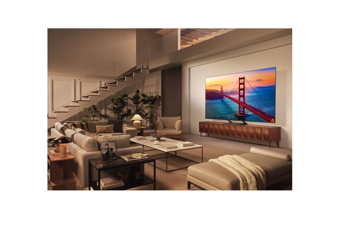 LG 65'' QNED MiniLED AI QNED86 4K Smart TV 2025, En jente og en hund sitter foran en LG QNED-TV som er montert på veggen, med tre elefanter som ser ut til å gå utover skjermen over en LG Soundbar. Tittelen handler om hvordan hver handling blir mer s, 65QNED86A6A, thumbnail 11