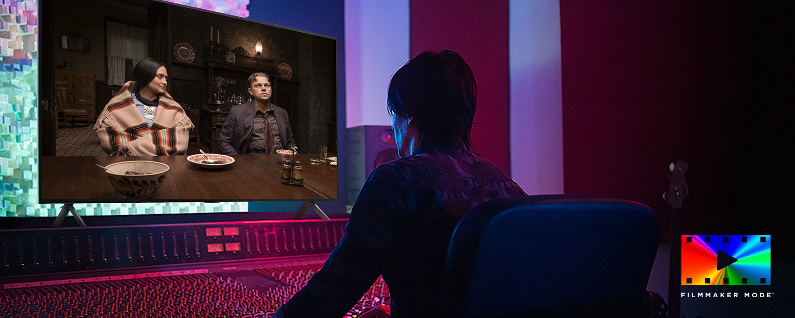 En regissør foran et kontrollpanel som redigerer filmen «Killers of the Flower Moon» på en LG UHD TV. På høyre bunn av bildet er en FILMMAKER MODE™-logo. 