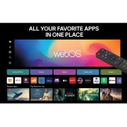 LG 43'' UHD AI UA75 4K Smart TV 2025, Før-og-etter sammenligning av hvordan LG 4K Super oppskalering gir bedre bildekvalitet. To paneler viser samme bilde av en fargerik fugl som sitter på en gren i skogen, panelet til høyre er tåkete. Ti, 43UA75006LA, thumbnail 6