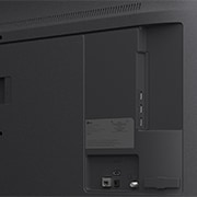 LG 55'' QNED evo MiniLED QNED82 4K AI TV - 2026, LG QNED evo AI QNED82 Mini LED med slank design er veggmontert i et lyst, åpent oppholdsrom, med en elegant profil som smelter sømløst inn i interiøret mens den viser et dristig, fargerikt abstrakt ku, 55QNED82B6B, thumbnail 14