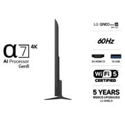 LG 85'' QNED evo MiniLED QNED81 4K AI TV - 2026, LG QNED evo AI QNED80 Mini LED ultrastor TV er veggmontert i en lys stue og viser en fotballfeiring med levende farger og raffinert bildekvalitet over en bred skjerm, mens en familie som sitter i sofa, 85QNED81B6A, thumbnail 3