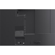 LG 85'' QNED evo MiniLED QNED82 4K AI TV - 2026, LG QNED evo AI QNED82 Mini LED med slank design er veggmontert i et lyst, åpent oppholdsrom, med en elegant profil som smelter sømløst inn i interiøret mens den viser et dristig, fargerikt abstrakt ku, 85QNED82B6A, thumbnail 14