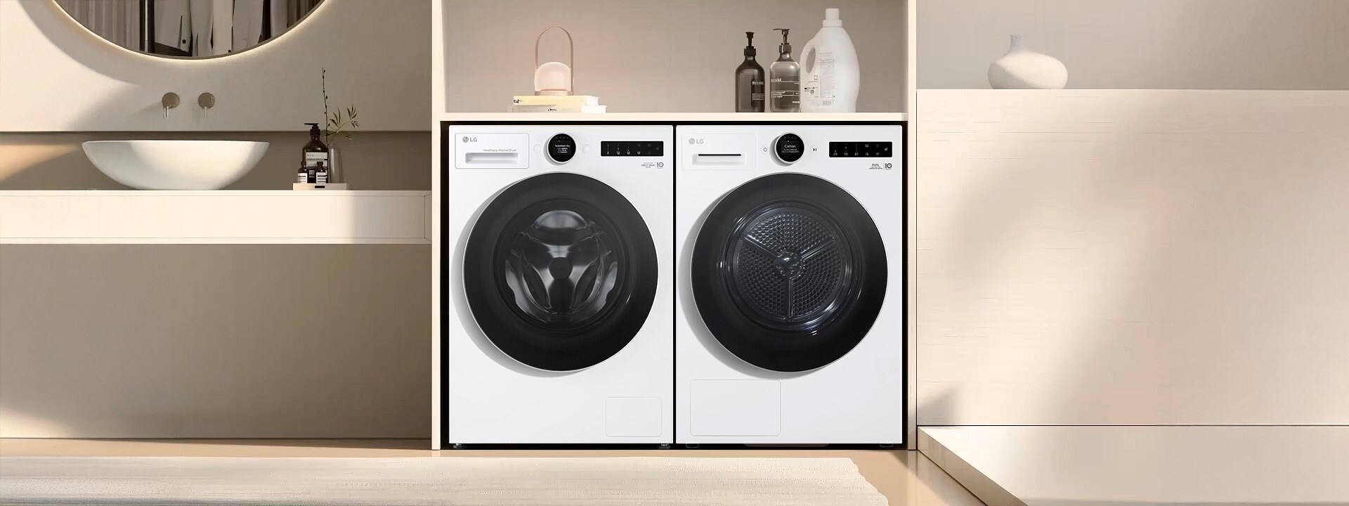 LG hvit frontmatet vaskemaskin med tørketrommel (F4X9EUP25M) er plassert ved siden av en matchende tørketrommel under hyller fylt med vaskeutstyr.