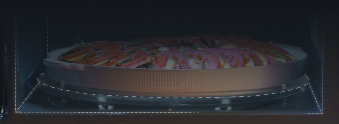 It shows a big dish put in the LG Neochef™.