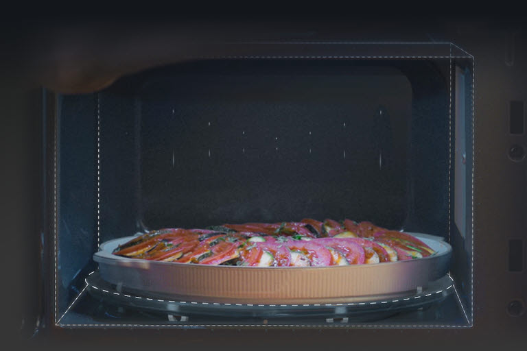 It shows a big dish put in the LG Neochef™.