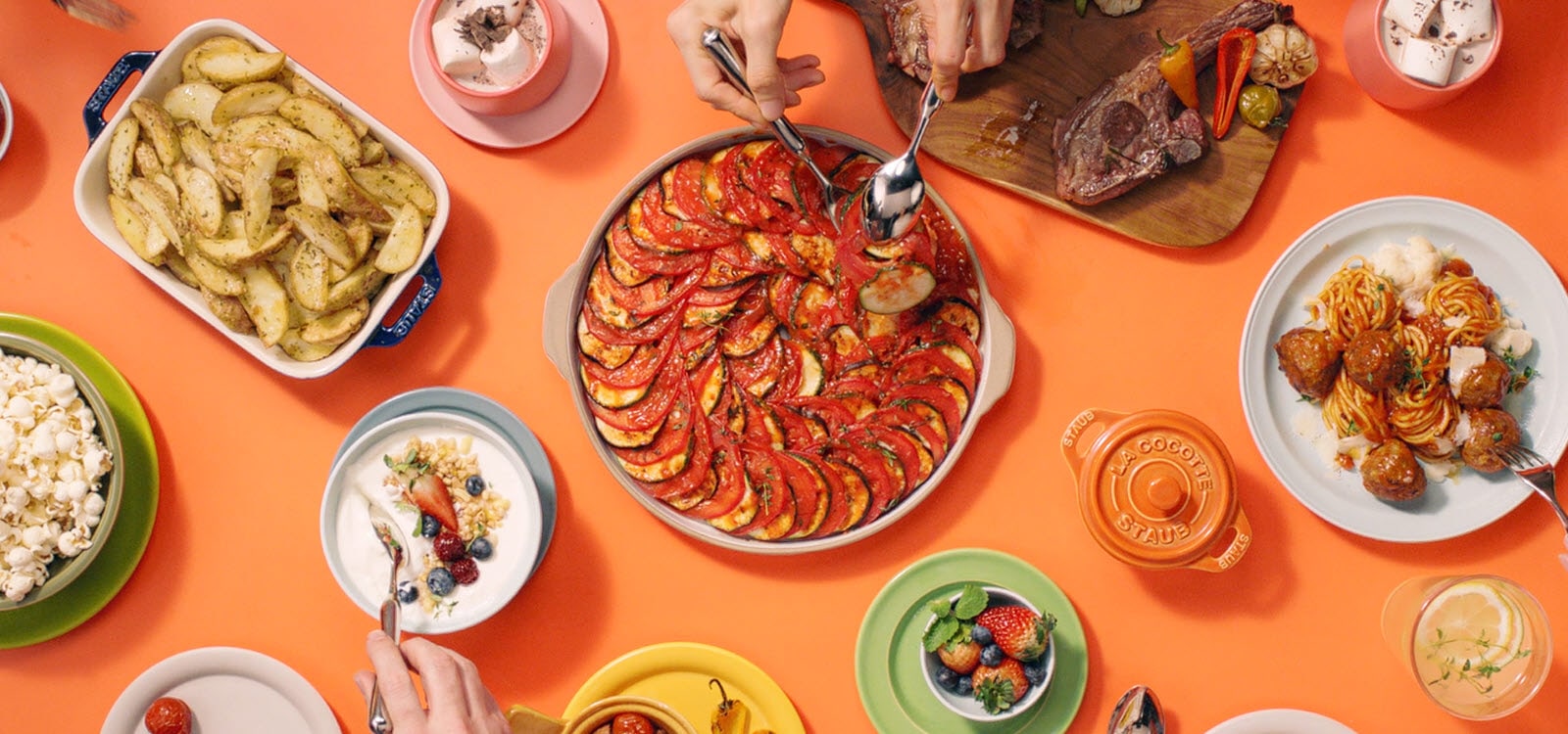 Nó cho thấy các món ăn khác nhau được đặt trên bàn nấu với LG Neochef.