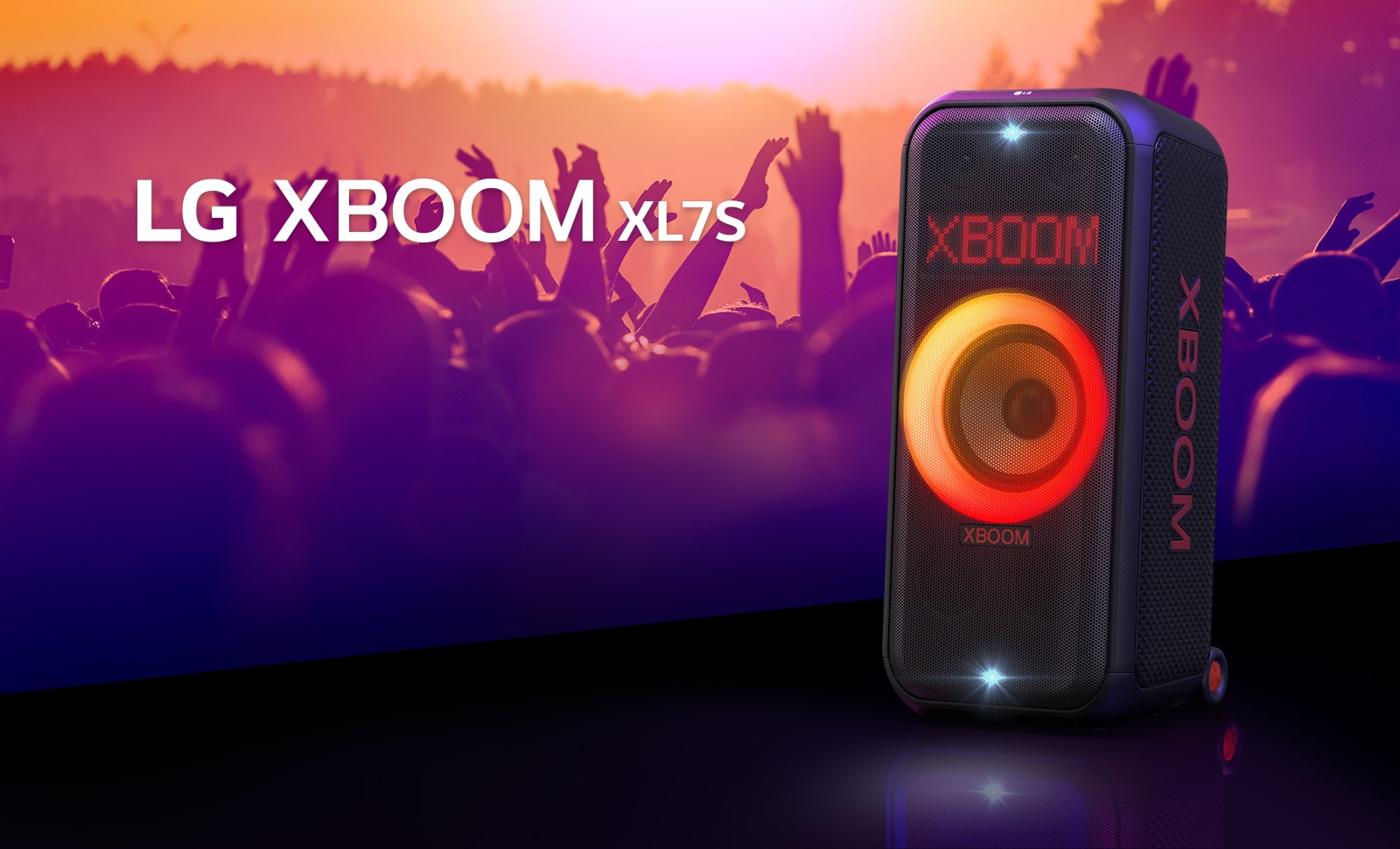 Głośnik LG XBOOM XL7S jest ustawiony na scenie z włączonym oświetleniem przechodzącym od czerwonego do pomarańczowego. Za sceną, ludzie cieszą się muzyką.