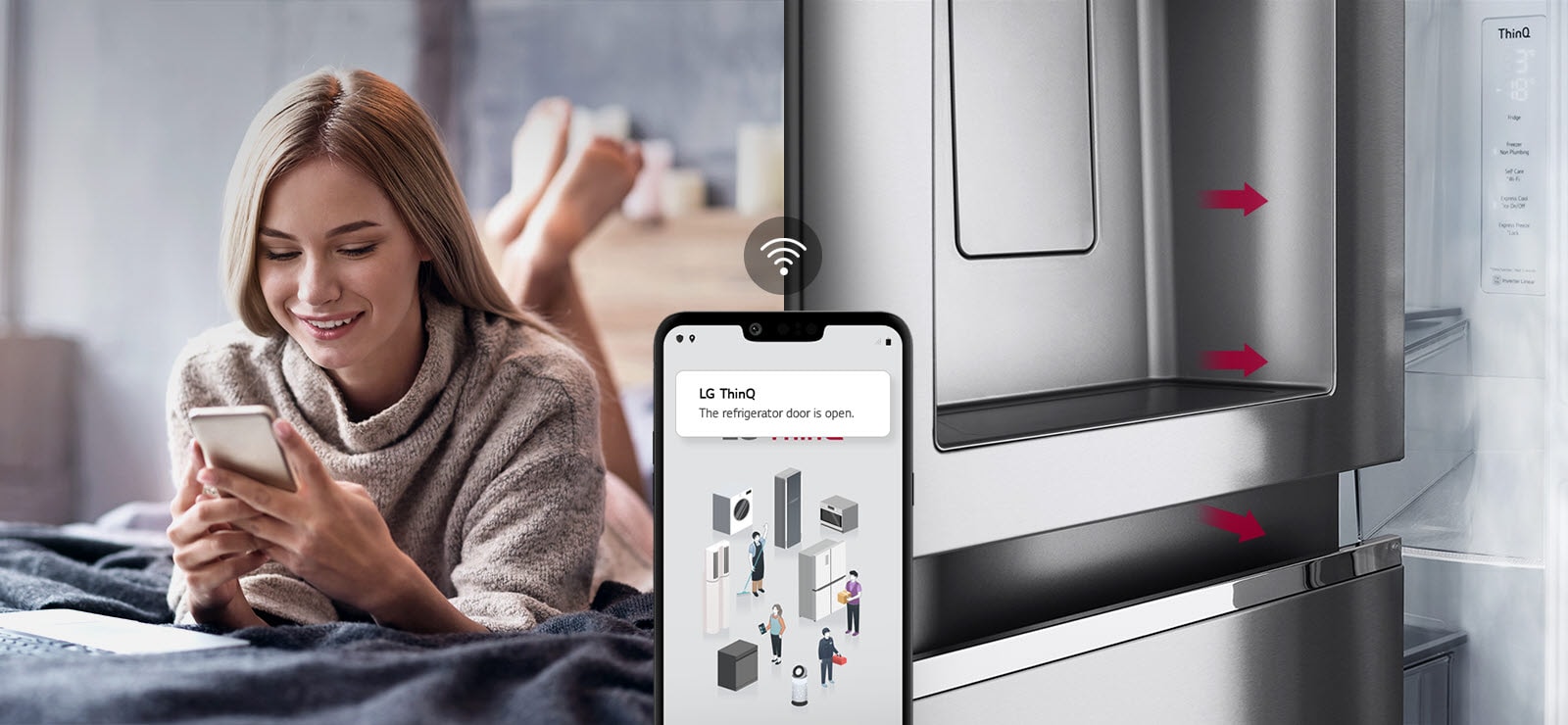 Na jednym zdjęciu kobieta leży na łóżku i patrzy na ekran telefonu. Na drugim zdjęciu widać lodówkę z niezamkniętymi drzwiami. Na pierwszym planie obu zdjęć znajduje się ekran telefonu, na którym widać powiadomienia aplikacji LG ThinQ, a nad telefonem znajduje się ikona Wi-Fi.