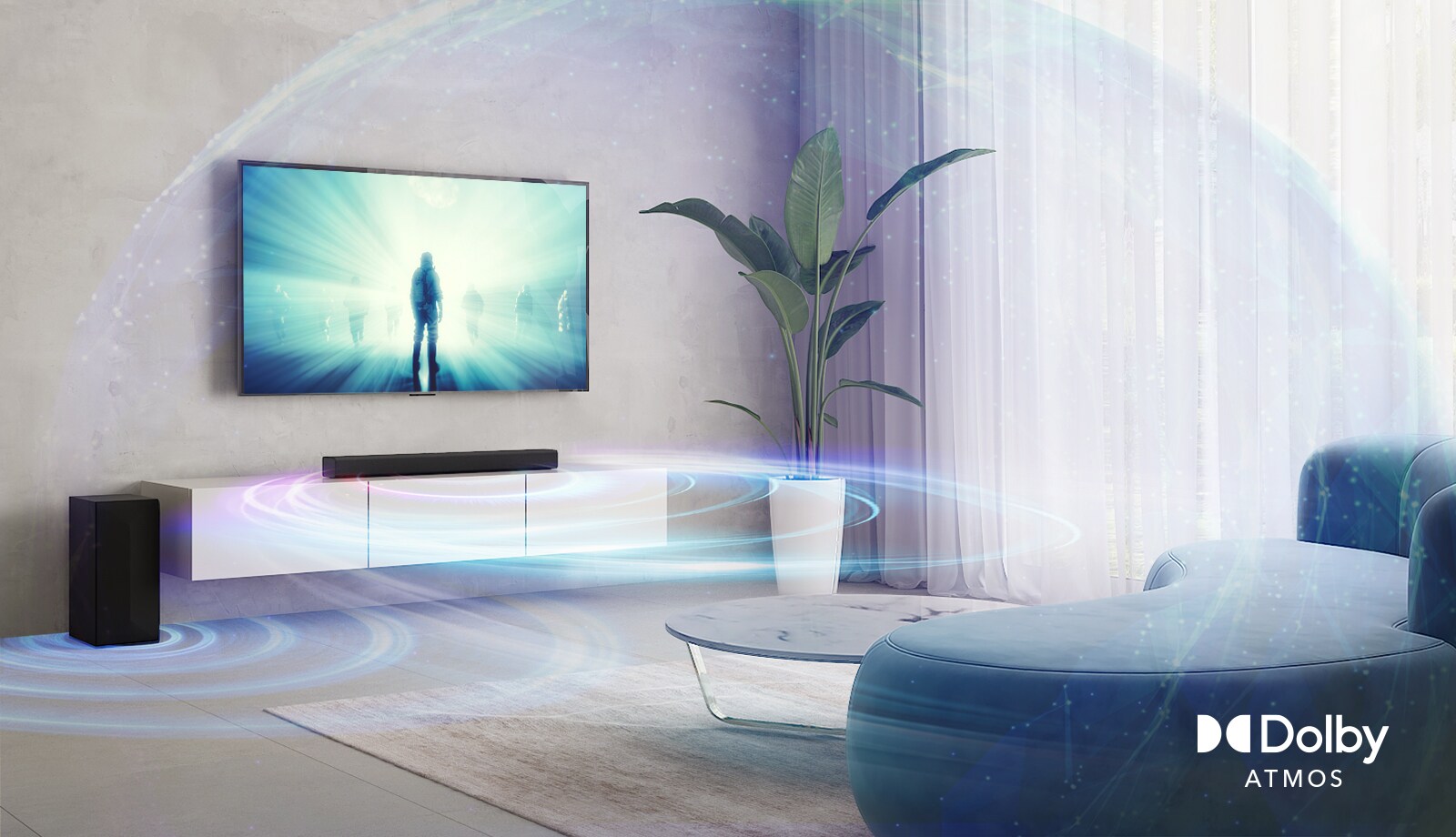 Telewizor LG wiszący na ścianie w pokoju dziennym. Na ekranie telewizora widać kadr z filmu. Pod telewizorem, na beżowej półce, znajduje się soundbar LG, po którego lewej stronie jest głośnik tylny. Logo Dolby Atmos Virtual w prawym dolnym rogu obrazu.