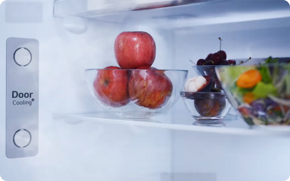 Bowls of fruits and vegetables are stored in the correct fridge temperature thanks to DoorCooling